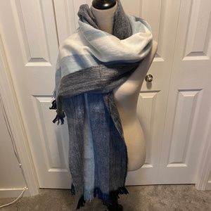 Women’s cozy blue and white scarf